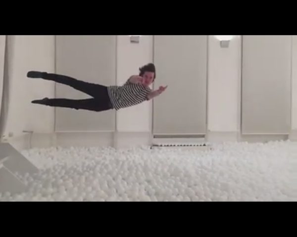 Chciałbyś się wykąpać w basenie pełnym piłeczek? [VIDEO]