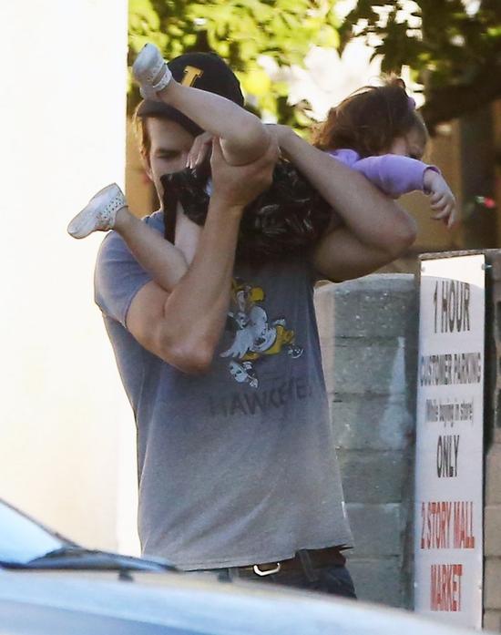 Ashton Kutcher nieźle sprawdza się w roli taty (FOTO)