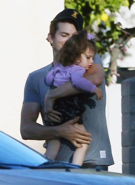 Ashton Kutcher nieźle sprawdza się w roli taty (FOTO)