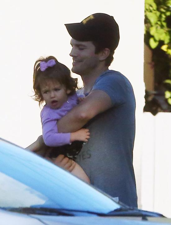 Ashton Kutcher nieźle sprawdza się w roli taty (FOTO)