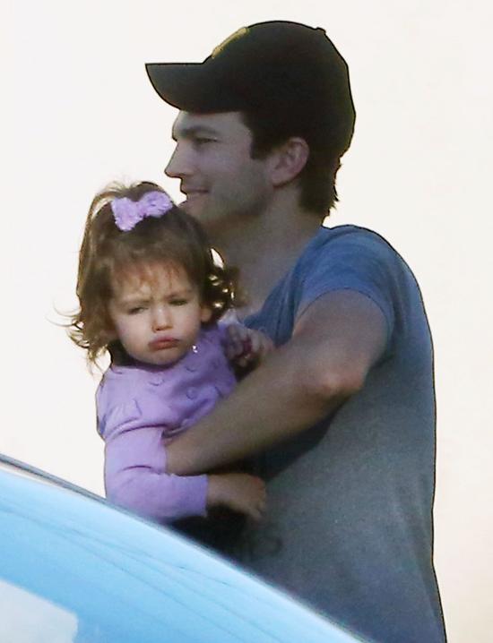 Ashton Kutcher nieźle sprawdza się w roli taty (FOTO)