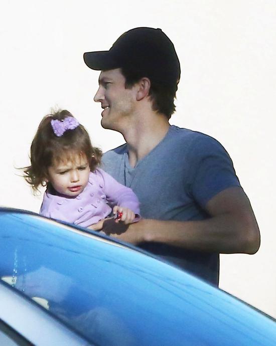 Ashton Kutcher nieźle sprawdza się w roli taty (FOTO)