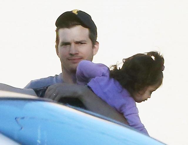 Ashton Kutcher nieźle sprawdza się w roli taty (FOTO)