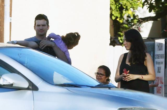 Ashton Kutcher nieźle sprawdza się w roli taty (FOTO)