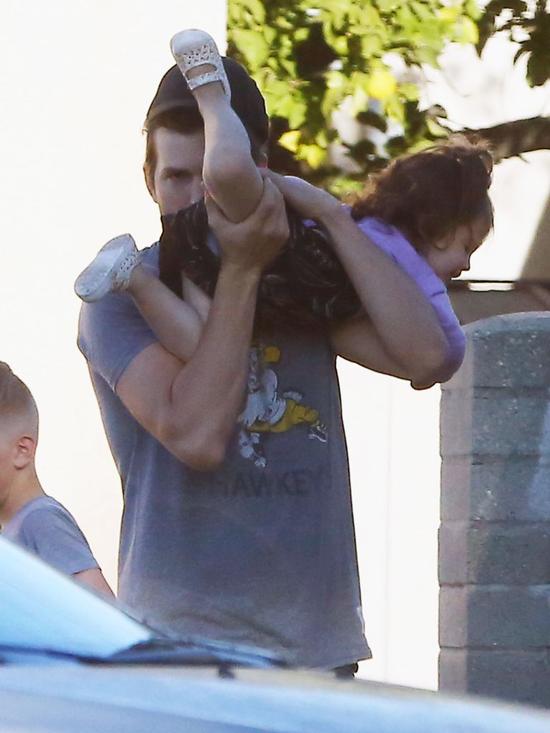 Ashton Kutcher nieźle sprawdza się w roli taty (FOTO)