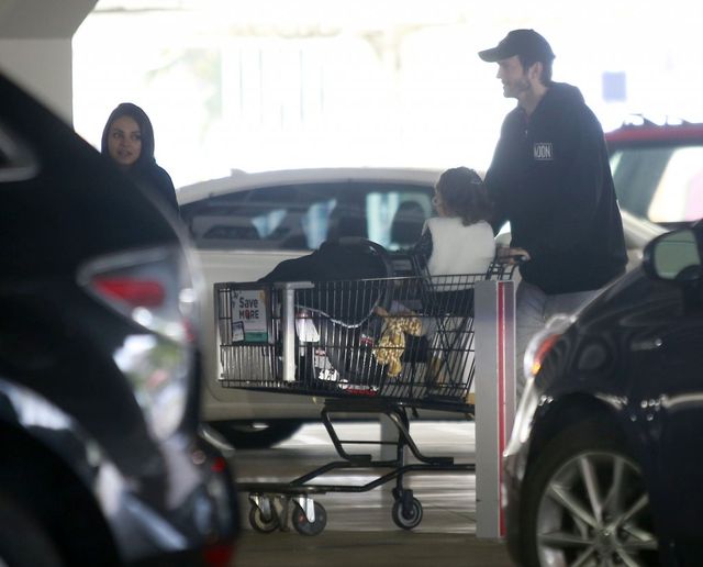 Mila Kunis i Ashton Kutcher ogarniają powiększoną rodzinę (FOTO)