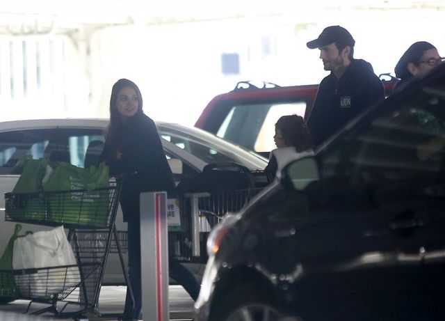 Mila Kunis i Ashton Kutcher ogarniają powiększoną rodzinę (FOTO)
