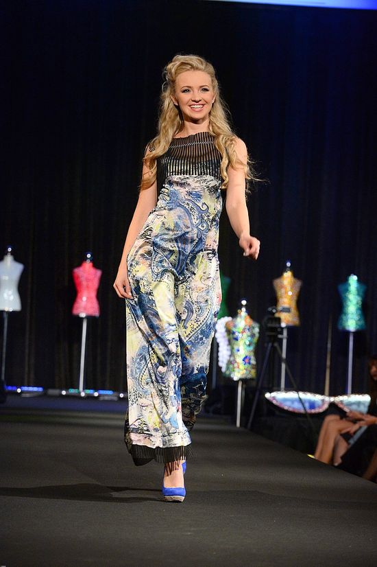 Blondynka z reklamy na wybiegu (FOTO)