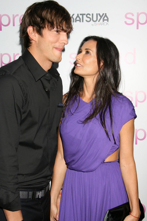 Ashton Kutcher rozwodzi się z Demi Moore Ashton Kutcher rozwodzi się z Demi Moore