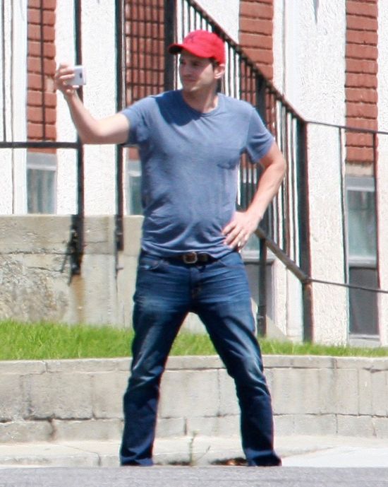 Co się z nim dzieje?! Brzuszek rośnie mu tak, jak jego żonie w ciąży