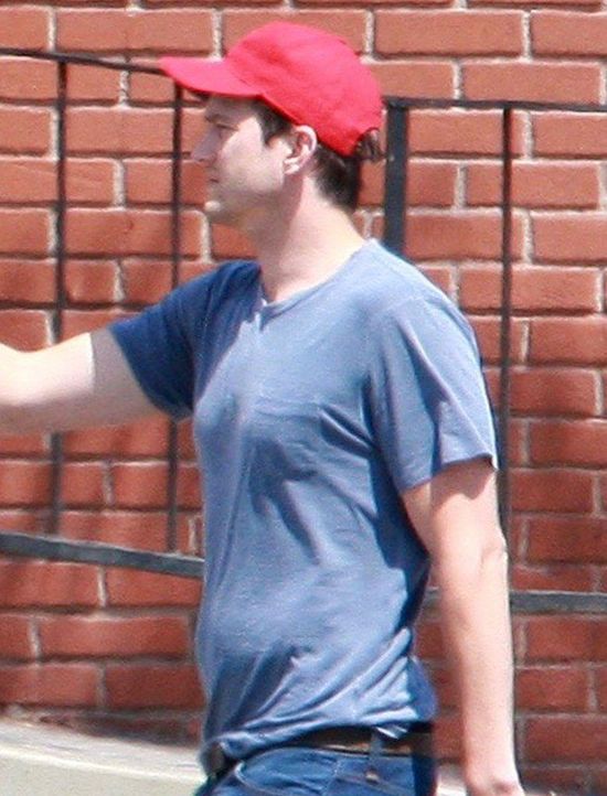 Co się z nim dzieje?! Brzuszek rośnie mu tak, jak jego żonie w ciąży