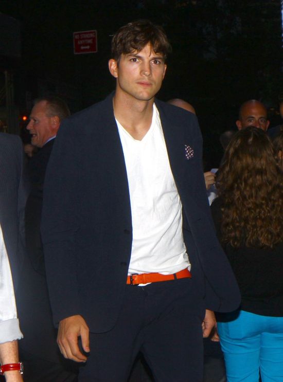 Co się z nim dzieje?! Brzuszek rośnie mu tak, jak jego żonie w ciąży