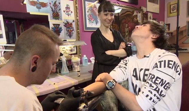 Dawid Kwiatkowski robi sobie tatuaż! (VIDEO)