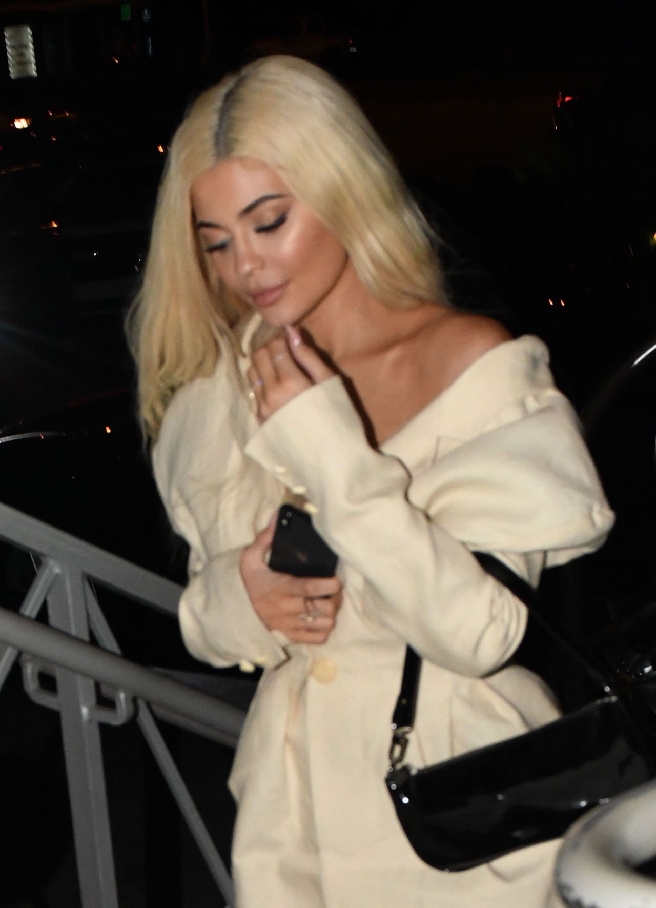 Kylie Jenner na kolacji z Travisem z pierścionkiem na palcu zaręczynowym ZDJĘCIA