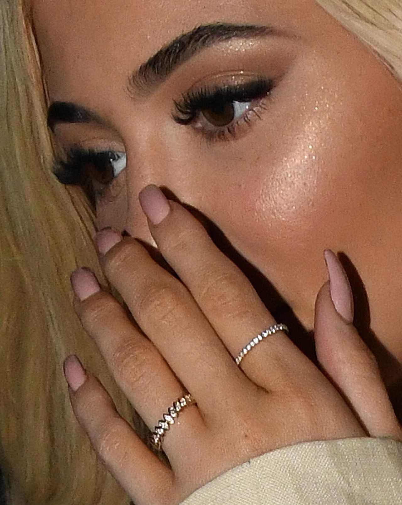 Kylie Jenner na kolacji z Travisem z pierścionkiem na palcu zaręczynowym ZDJĘCIA