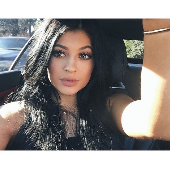 Ile minut Kylie Jenner maluje swoje usta?