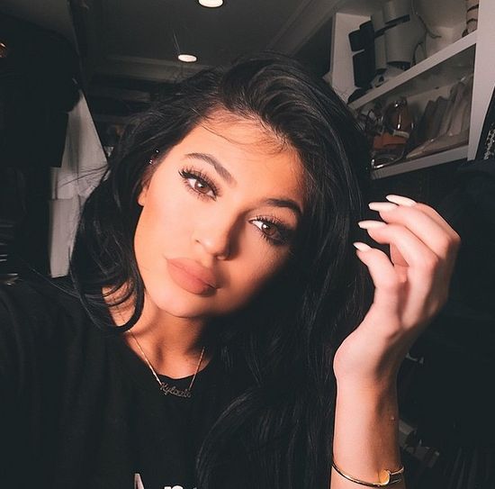 Ile minut Kylie Jenner maluje swoje usta?