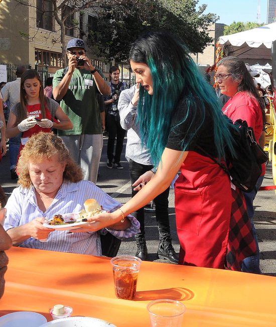 Kylie Jenner gotuje w peruce dla bezdomnych (FOTO)