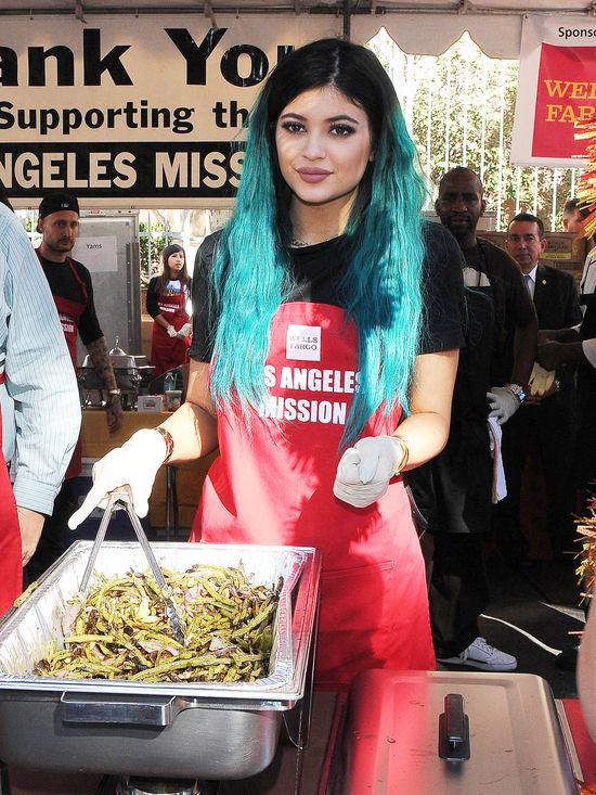 Kylie Jenner gotuje w peruce dla bezdomnych (FOTO)