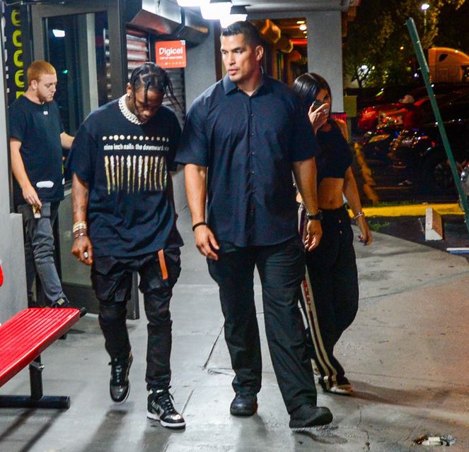 I gdzie ten boski brzuch, Kylie Jenner? (ZDJĘCIA)