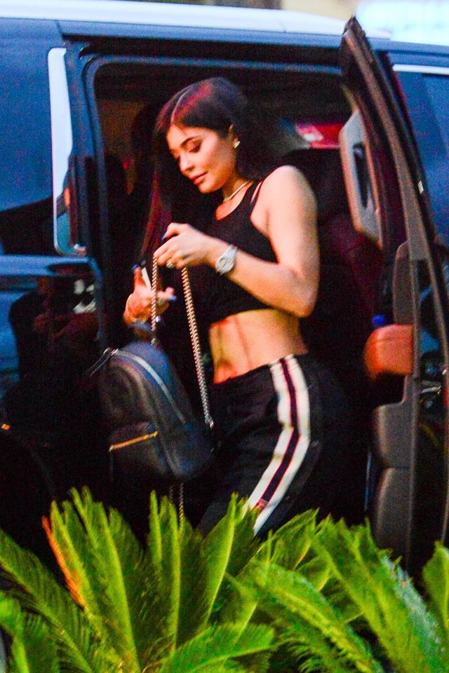 I gdzie ten boski brzuch, Kylie Jenner? (ZDJĘCIA)