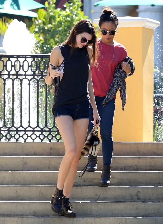 Co gorsze: stanik na wierzchu czy sandały i skarpetki Co gorsze: stanik na wierzchu czy sandały i skarpetki