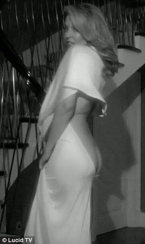 Gwiazda pokazuje pupę w reklamie [VIDEO]