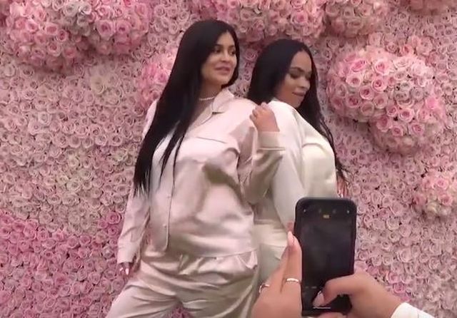 Kylie Jenner w ciąży wyglądała KWITNĄCO (ZDJĘCIA)