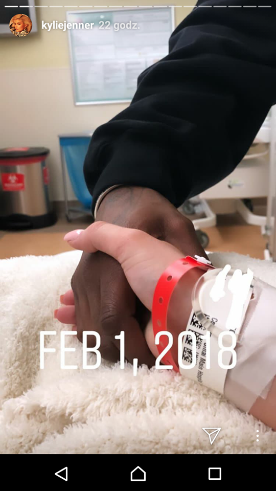 Kylie Jenner pokazała niepublikowane wcześniej zdjęcie z PORODU