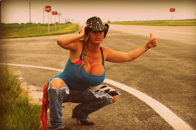 Lacey Wildd, posiadaczka największych sztucznych piersi Lacey Wildd, posiadaczka największych sztucznych piersi