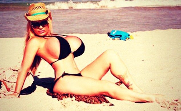 Lacey Wildd, posiadaczka największych sztucznych piersi 