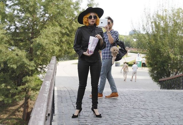 Lady Gaga karmi pupila popcornem (FOTO)