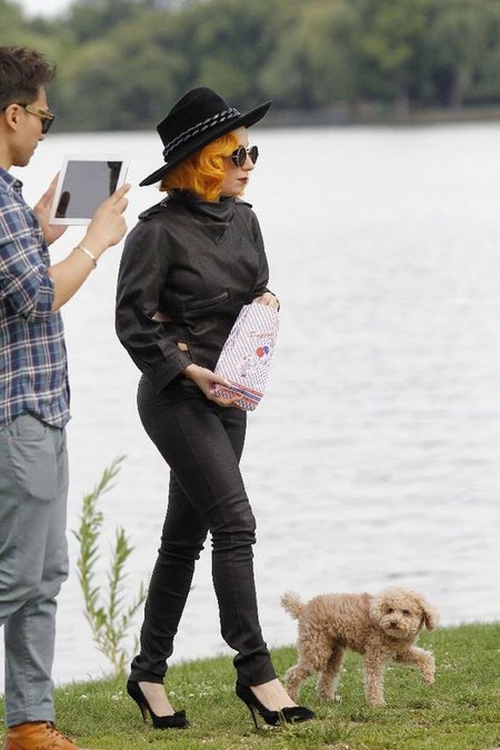 Lady Gaga karmi pupila popcornem (FOTO)