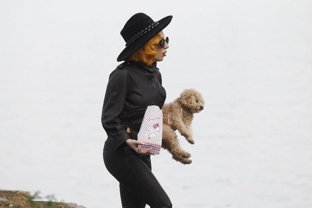 Lady Gaga karmi pupila popcornem (FOTO)