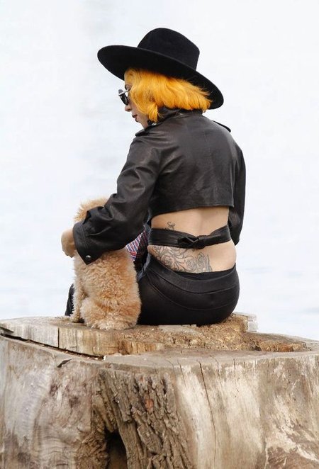 Lady Gaga karmi pupila popcornem (FOTO)