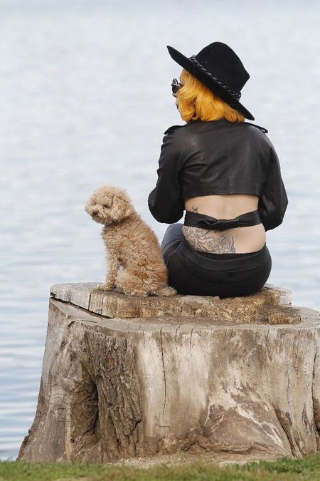 Lady Gaga karmi pupila popcornem (FOTO)