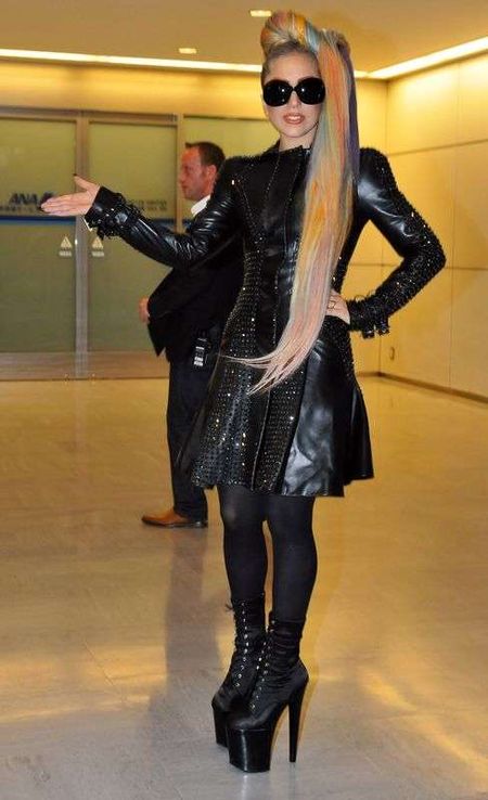 Lady Gaga w tęczowych włosach w Japonii (FOTO) Lady Gaga w tęczowych włosach w Japonii (FOTO)