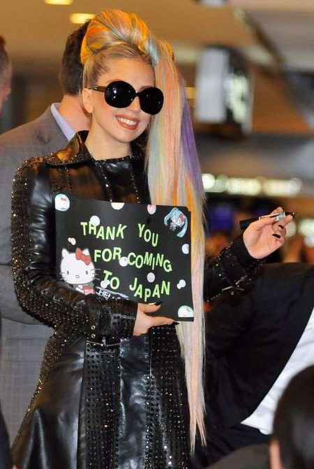 Lady Gaga w tęczowych włosach w Japonii (FOTO) Lady Gaga w tęczowych włosach w Japonii (FOTO)