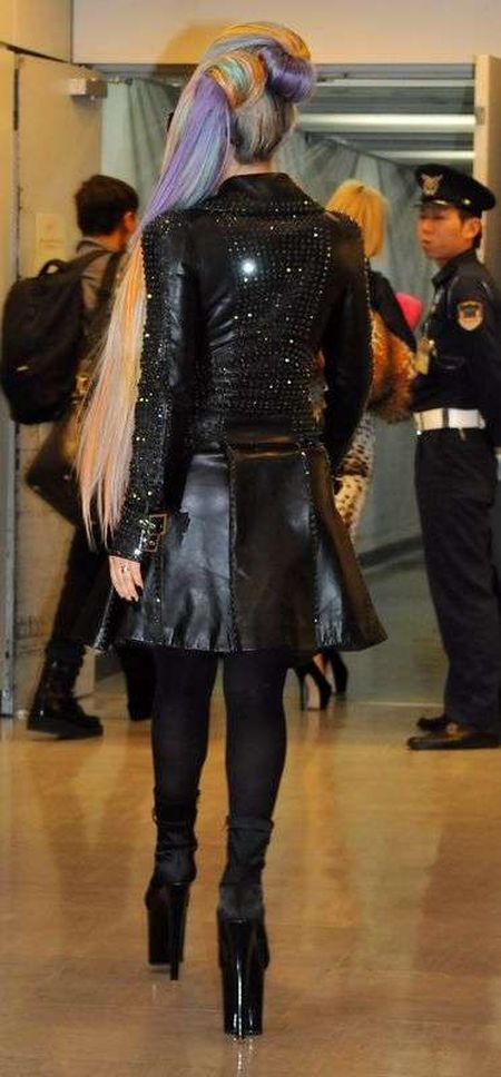 Lady Gaga w tęczowych włosach w Japonii (FOTO) Lady Gaga w tęczowych włosach w Japonii (FOTO)