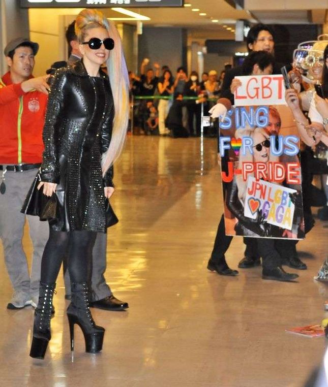 Lady Gaga w tęczowych włosach w Japonii (FOTO) Lady Gaga w tęczowych włosach w Japonii (FOTO)