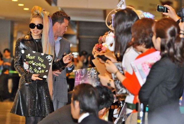 Lady Gaga w tęczowych włosach w Japonii (FOTO) Lady Gaga w tęczowych włosach w Japonii (FOTO)
