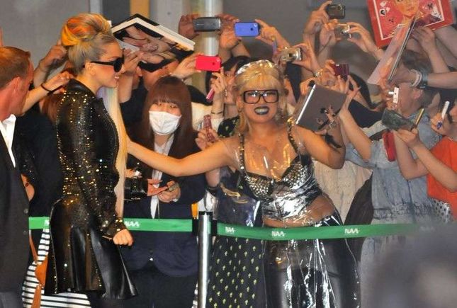 Lady Gaga w tęczowych włosach w Japonii (FOTO)