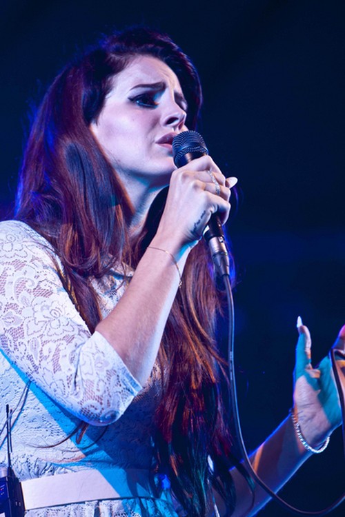 Naga Lana Del Rey spowiada się z pociągu do alkoholu (FOTO)
