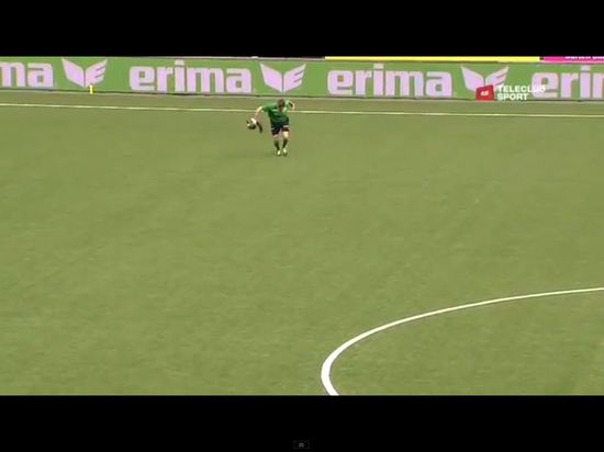 Łasica sterroryzowała piłkarzy podczas meczu [VIDEO]