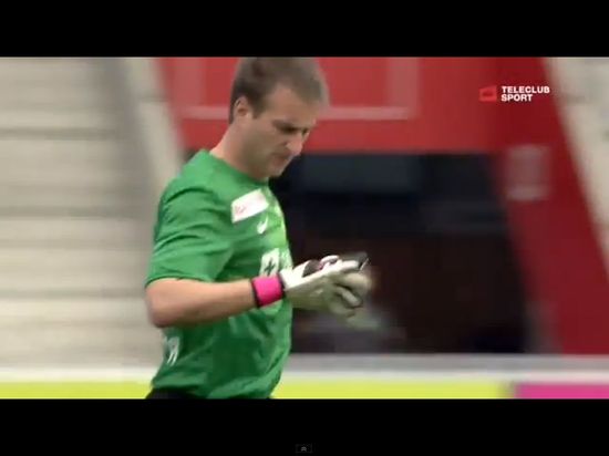 Łasica sterroryzowała piłkarzy podczas meczu [VIDEO]