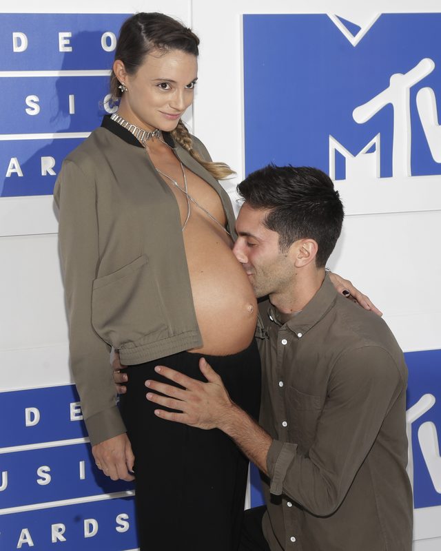 Nawet Kim Kardashian w ciąży nie pokazała tyle, ile ona na gali VMA (FOTO) Nawet Kim Kardashian w ciąży nie pokazała tyle, ile ona na gali VMA (FOTO)