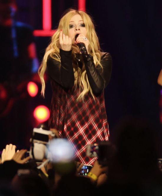 Avril Lavigne jest w ciąży? (FOTO)