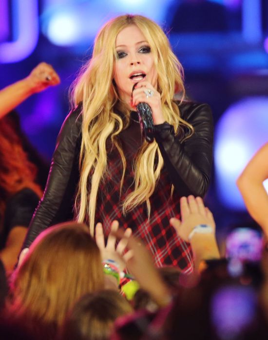 Avril Lavigne jest w ciąży? (FOTO)