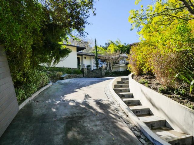 Gwiazda Plotkary sprzedaje dom (FOTO) Gwiazda Plotkary sprzedaje dom (FOTO)