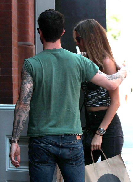 Adam Levine to dżentelman - kto by się spodziewał! (FOTO)